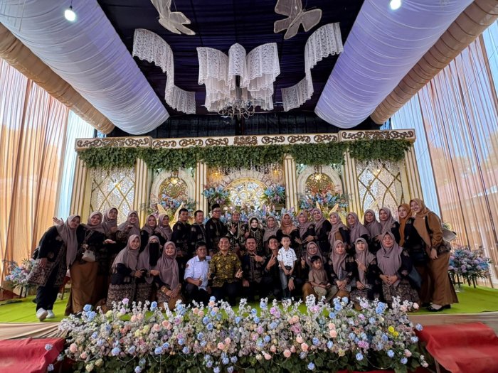 Keluarga Besar MAN 2 Bungo Hadiri Pesta Pernikahan Ibu Hammiyati Fitri, S.Pd Keluarga Besar MAN 2 Bungo Hadiri Pesta Pernikahan Ibu Hammiyati Fitri, S.Pd