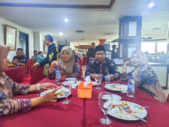 Manfaatkan Waktu ISHOMA, Guru MTsN 1 Bungo Diskusi Ringan Bersama Pengawas