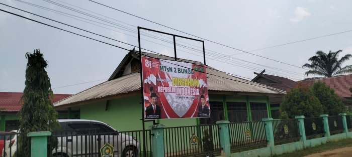 Sambut HUT ke-81 RI, MTsN 2 Bungo Pasang Spanduk Dirgahayu Republik Indonesia di Depan Gerbang Sekolah