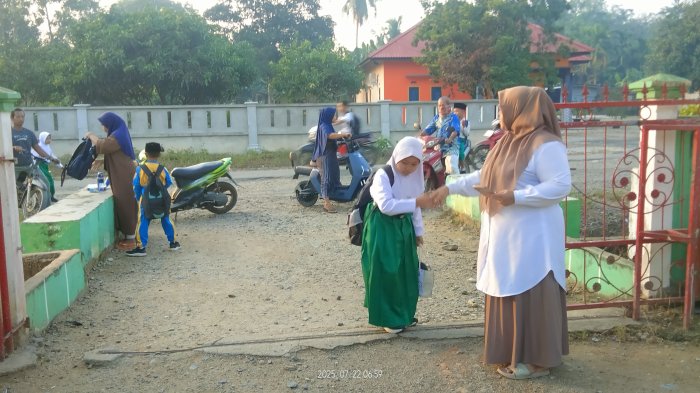 MIN 3 Tebo Terapkan Budaya Salam Setiap Pagi
