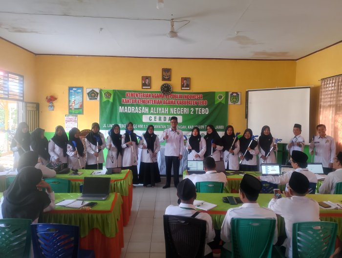 Kepala MAN 2 Tebo Serahkan Alat Kebersihan Kepada Wali Kelas, Dorong Budaya Sekolah yang Bersih dan Sehat