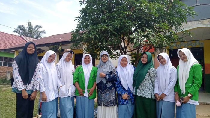 Guru dan Alumni MTsN 2 Bungo Gelar Sesi Foto Bersama Guru dan Alumni MTsN 2 Bungo Gelar Sesi Foto Bersama