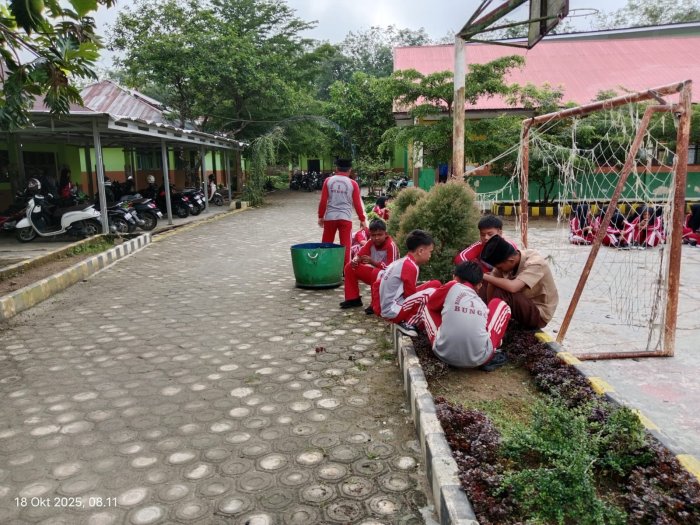 Kesadaran Tumbuh, Beberapa Siswa MTsN 1 Bungo Bersihkan Taman Depan Ruang Guru Kesadaran Tumbuh, Beberapa Siswa MTsN 1 Bungo Bersihkan Taman Depan Ruang Guru