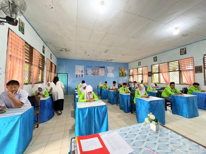 Fokus dan Khidmat, Siswa Kelas XII MAN 2 Bungo Taklukkan Hari Pertama Ujian Akhir Fokus dan Khidmat, Siswa Kelas XII MAN 2 Bungo Taklukkan Hari Pertama Ujian Akhir