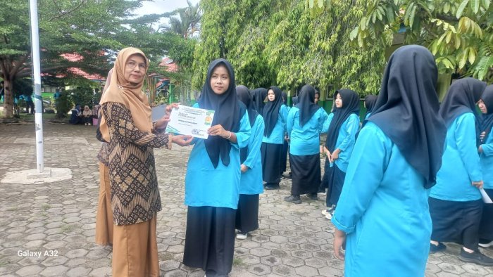 Wali Kelas MAN 2 Bungo Bagikan Piagam dan Rapor Secara Langsung kepada Siswa Wali Kelas MAN 2 Bungo Bagikan Piagam dan Rapor Secara Langsung kepada Siswa