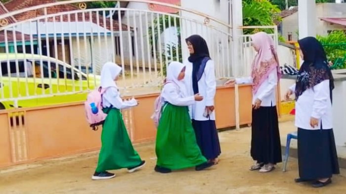 Sambut Pagi Tetap Berjalan di Tengah Kegiatan ASAS di MIN 4 Tebo, Siswa Tampak Hadir Lebih Awal Sambut Pagi Tetap Berjalan di Tengah Kegiatan ASAS di MIN 4 Tebo, Siswa Tampak Hadir Lebih Awal