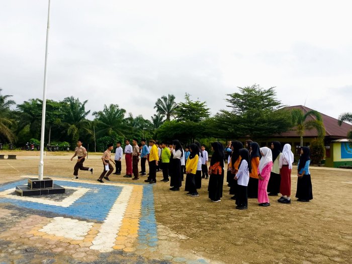 Antusiasme Perserta Didik Baru Menyambut Surat Resmi Kelulusan Antusiasme Perserta Didik Baru Menyambut Surat Resmi Kelulusan