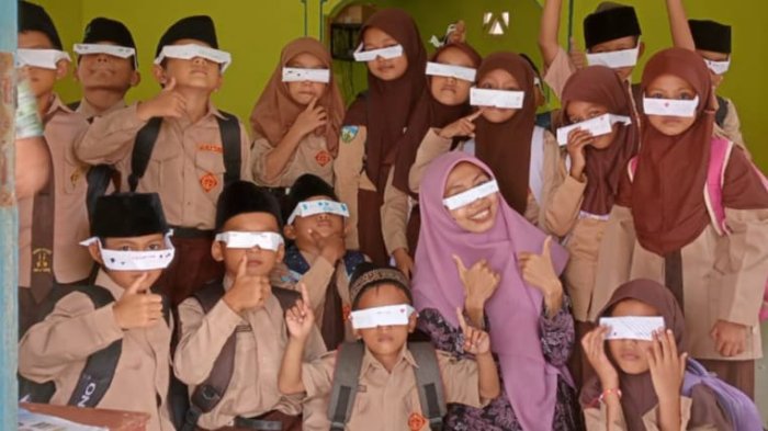 Belajar Bahasa Inggris Jadi Seru, Siswa Kelas 3A MIN 4 Tebo Membuat Kacamata dari Kertas Belajar Bahasa Inggris Jadi Seru, Siswa Kelas 3A MIN 4 Tebo Membuat Kacamata dari Kertas