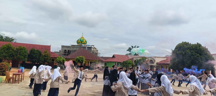 HGN 2025, MTsN 2 Bungo Gelar Pelepasan Balon Disaksikan Seluruh Siswa HGN 2025, MTsN 2 Bungo Gelar Pelepasan Balon Disaksikan Seluruh Siswa
