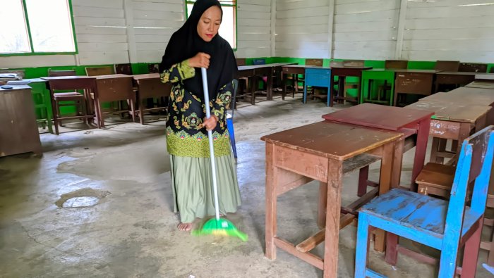 Wali Kelas Beri Keteladanan Langsung dalam Merawat Kebersihan Kelas di MIN 4 Tebo