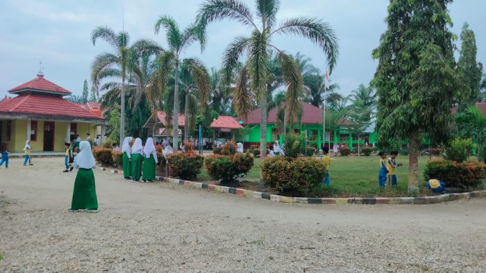 Pemandangan Menyenangkan Setiap Pagi: Siswa Dan Guru Min 3 Tebo Terbiasa Membersihkan Madrasah