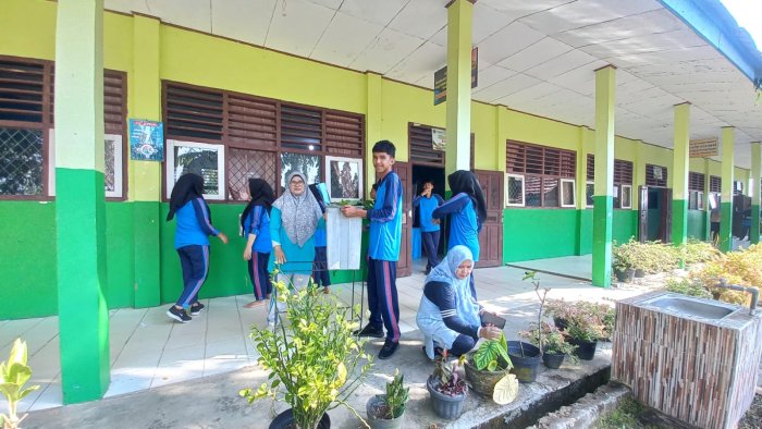 Dari Guru untuk Siswa: Ibu Maisarah, S.Pd dan Ibu Yulisma, S.Pd Ajak XII B Rapi dan Bersihkan Kelas Dari Guru untuk Siswa: Ibu Maisarah, S.Pd dan Ibu Yulisma, S.Pd Ajak XII B Rapi dan Bersihkan Kelas