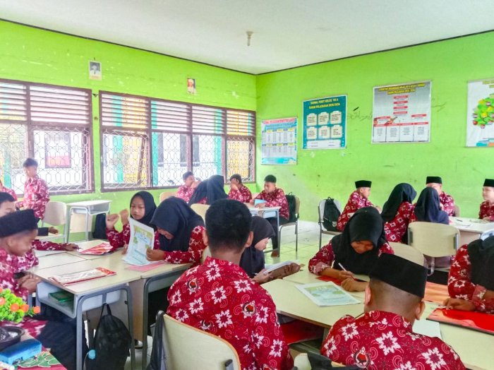 Pembelajaran IPA di MTsN 1 Bungo : Terintegrasi dengan Pendekatan Holistik dan Eksperimen