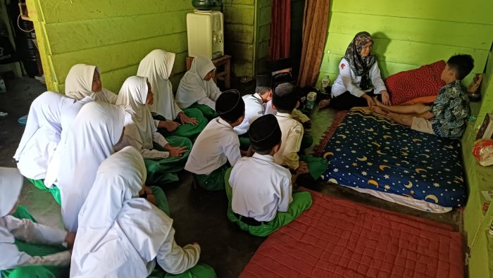 Kepedulian Siswa Kelas 5B MIN 4 Tebo: Jenguk Teman Sakit Bawa Bingkisan dari Rumah Inisiatif Sendiri Kepedulian Siswa Kelas 5B MIN 4 Tebo: Jenguk Teman Sakit Bawa Bingkisan dari Rumah Inisiatif Sendiri