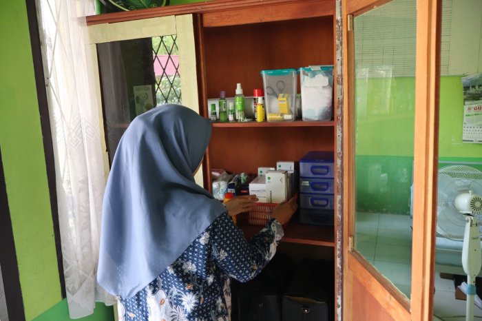 Jamin Kesehatan Peserta Didik, Pembina UKS MTsN 1 Batang Hari Rapikan dan Pastikan Ketersediaan Obat P3K Lengkap Jamin Kesehatan Peserta Didik, Pembina UKS MTsN 1 Batang Hari Rapikan dan Pastikan Ketersediaan Obat P3K Lengkap