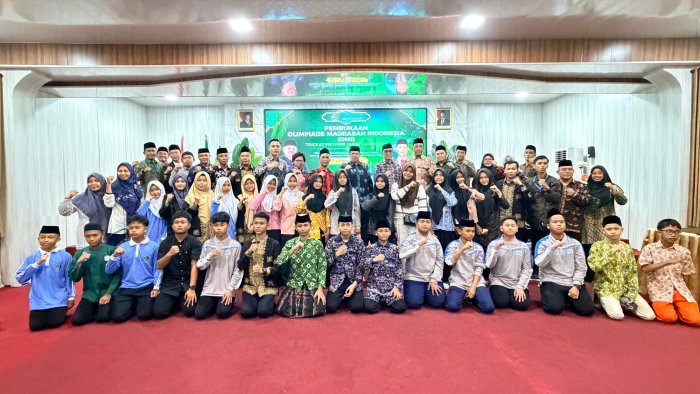 Dua Siswa Terbaik MTsN 1 Tebo, Ali Yusuf Habibi dan Thariq, Ikuti Pembukaan OMI Cabang IPS di Jambi