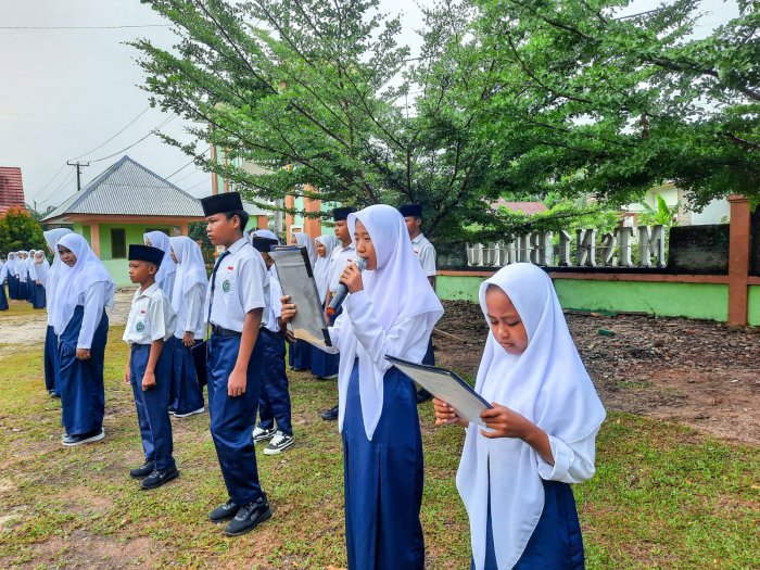 Suara Lantang Rasti Alrosita Memukau Upacara: Siswi 8B Sukses Bacakan UUD 1945, Guru PPKn Beri Apresiasi Suara Lantang Rasti Alrosita Memukau Upacara: Siswi 8B Sukses Bacakan UUD 1945, Guru PPKn Beri Apresiasi