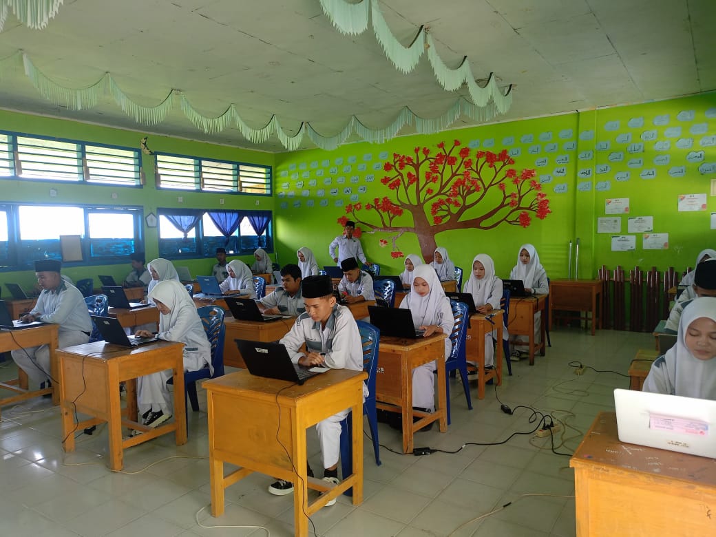 Pelaksanaan ANBK Hari Kedua di MAN 1 Kerinci Berjalan Lancar dan Tertib