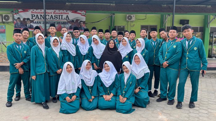 Apik dan Kompak, Kelas XII IIS 3 MAN 2 Kota Jambi Raih Apresiasi dari Pembina Upacara Apik dan Kompak, Kelas XII IIS 3 MAN 2 Kota Jambi Raih Apresiasi dari Pembina Upacara