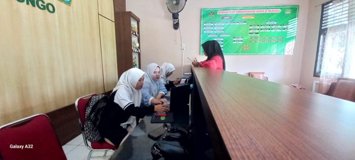 Operator SIMPATIKA MAN 2 Bungo Lakukan Pencetakan Berkas Pencairan Tunjangan Operator SIMPATIKA MAN 2 Bungo Lakukan Pencetakan Berkas Pencairan Tunjangan