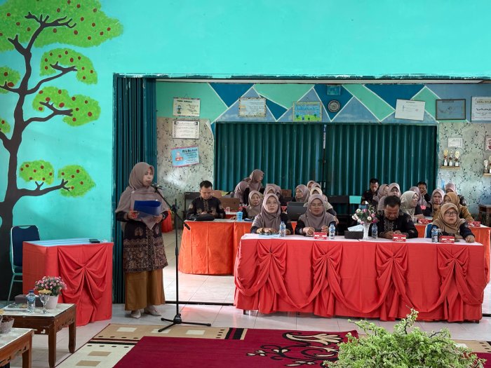 Ibun Ratna Sari, S.Pd.I Tunjukkan Totalitas sebagai MC pada Kegiatan PKKM di MAN 2 Bungo Ibun Ratna Sari, S.Pd.I Tunjukkan Totalitas sebagai MC pada Kegiatan PKKM di MAN 2 Bungo
