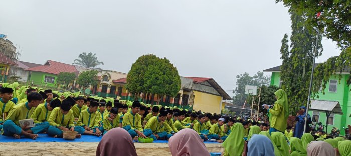 Siswa MTsN 2 Bungo Sampaikan Kultum Bertema Berbakti pada Orang Tua