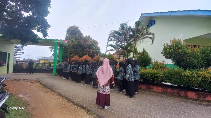 Guru Piket MAN 2 Bungo Sambut Kedatangan Siswa dengan Penuh Disiplin dan Kehangatan Guru Piket MAN 2 Bungo Sambut Kedatangan Siswa dengan Penuh Disiplin dan Kehangatan