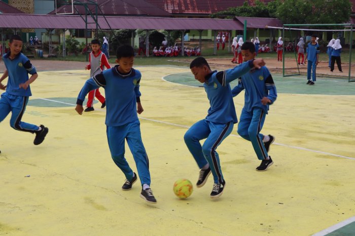Lapangan Utama Membara! Keseruan Class Meeting MTsN 1 Batang Hari Dipenuhi Derby Futsal Putra dan Voli Putri