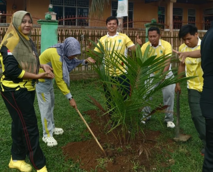 MAN 2 Tebo Hijaukan Lahan Madrasah Melalui Penanaman Pohon Sawit MAN 2 Tebo Hijaukan Lahan Madrasah Melalui Penanaman Pohon Sawit