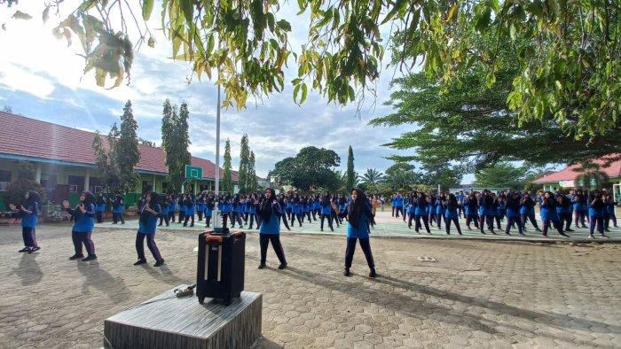 Tingkatkan Kebugaran dan Kekompakan Warga MAN 2 Bungo Gelar Senam Rutin Hari Sabtu Tingkatkan Kebugaran dan Kekompakan Warga MAN 2 Bungo Gelar Senam Rutin Hari Sabtu