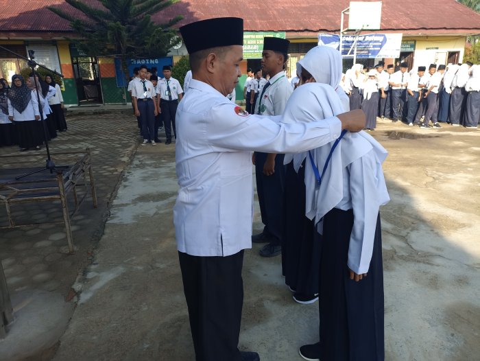 Madrasah Gelar Pemasangan Simbolis Kartu Ujian Madrasah Gelar Pemasangan Simbolis Kartu Ujian