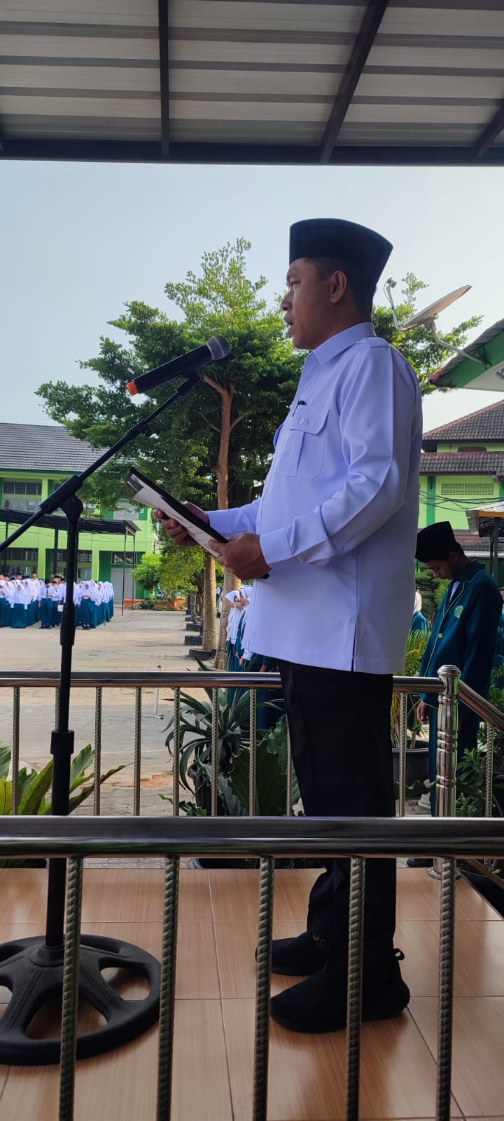 MAN 2 Kota Jambi Gelar Upacara Bendera, Kepala Madrasah Sampaikan Himbauan Penting