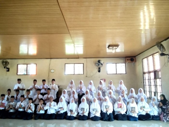 Menuju Mahkota Cahaya Siswa MTsN 2 Bungo Intensifkan Latihan Wisuda Tahfidz di Musholla