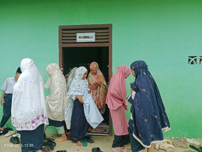 Keceriaan dan Ketenangan Terpancar, Siswa MTsN 1 Bungo Usai Salat Zuhur Berjamaah di Musola