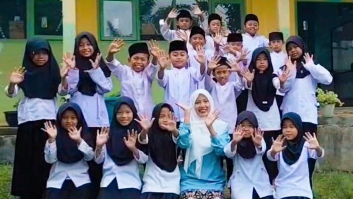 Luwes dan Ekspresif di Depan Kamera: Siswa Kelas 3B MIN 4 Tebo Berkreasi Membuat Video Ucapan Idul Fitri Luwes dan Ekspresif di Depan Kamera: Siswa Kelas 3B MIN 4 Tebo Berkreasi Membuat Video Ucapan Idul Fitri