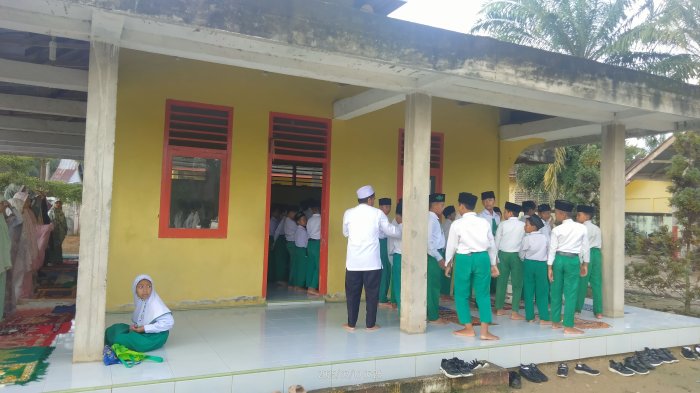 MIN 3 Tebo Rutin Gelar Shalat Berjamaah dan Zikir Bersama Sebelum Pulang MIN 3 Tebo Rutin Gelar Shalat Berjamaah dan Zikir Bersama Sebelum Pulang