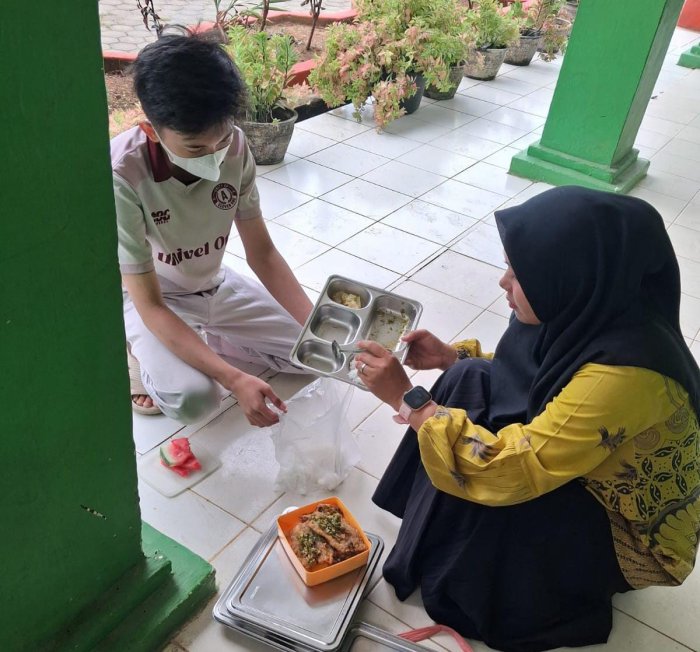Sekolah Diliburkan Akibat Kabut Asap, MBG MAN 2 Bungo Tetap Disalurkan kepada Siswa Sekolah Diliburkan Akibat Kabut Asap, MBG MAN 2 Bungo Tetap Disalurkan kepada Siswa