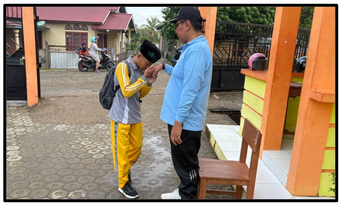Wujudkan Kedisiplinan dengan Senyum, Pak Ade Mustofa Sambut Siswa di Gerbang MTsN 1 Tebo Wujudkan Kedisiplinan dengan Senyum, Pak Ade Mustofa Sambut Siswa di Gerbang MTsN 1 Tebo