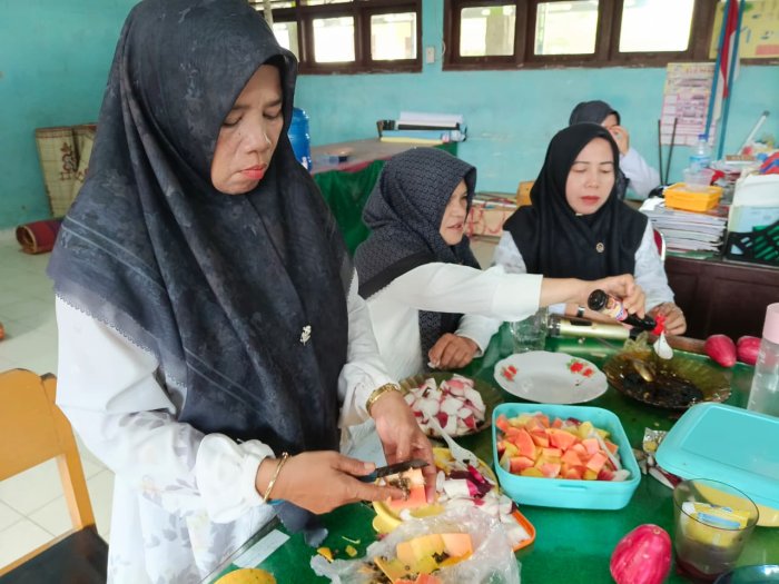 Pererat Kebersamaan, Guru MTsN 1 Bungo Nikmati Hasil Panen dengan Rujakan Bersama Pererat Kebersamaan, Guru MTsN 1 Bungo Nikmati Hasil Panen dengan Rujakan Bersama