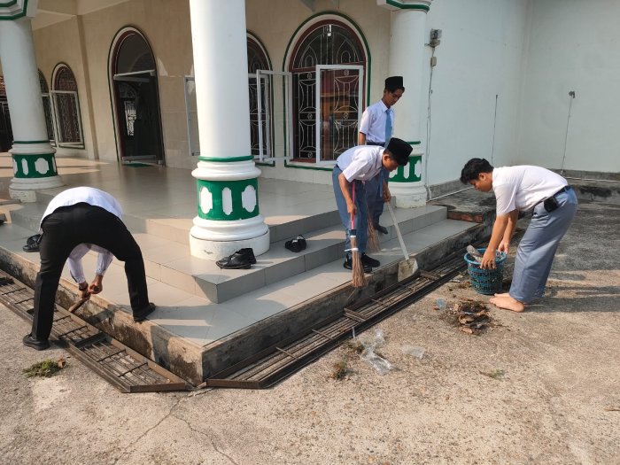 GEBER MAS, Siswa MAN 2 Tebo Bergerak Makmurkan Masjid Lewat Gotong Royong GEBER MAS, Siswa MAN 2 Tebo Bergerak Makmurkan Masjid Lewat Gotong Royong