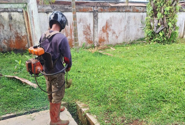 Petugas Kebersihan MTsN 1 Tebo Tetap Siaga Saat Libur Lebaran Petugas Kebersihan MTsN 1 Tebo Tetap Siaga Saat Libur Lebaran