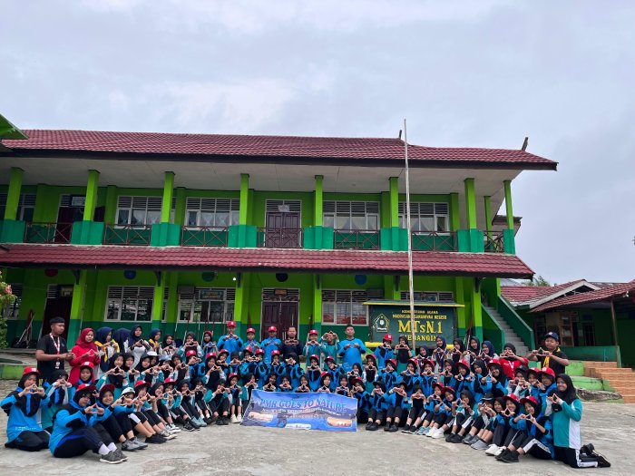 Hiking PMR MTsN 1 Merangin Sukses Digelar, Siswa Menikmati Alam dan Belajar tentang Kebersamaan