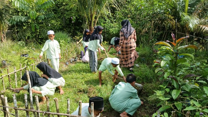 Siswa Kelas IV Laksanakan Proyek P5 Didampingi Wali Kelas Siswa Kelas IV Laksanakan Proyek P5 Didampingi Wali Kelas