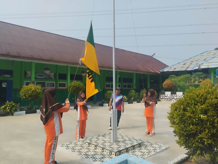 Asah Kedisiplinan, Petugas Upacara MTsN 5 Kerinci Matangkan Persiapan Menjelang Hari Senin Asah Kedisiplinan, Petugas Upacara MTsN 5 Kerinci Matangkan Persiapan Menjelang Hari Senin