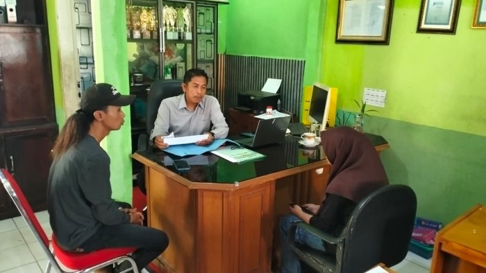 Responsif dan Akuntabel, Kaur TU MTsN 1 Batang Hari Dampingi Orang Tua Murid Terkait Prosedur Kepindahan Sekolah