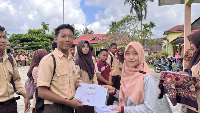 MAN 1 Tanjung Jabung Timur Bagikan Hadiah Classmeeting MAN 1 Tanjung Jabung Timur Bagikan Hadiah Classmeeting