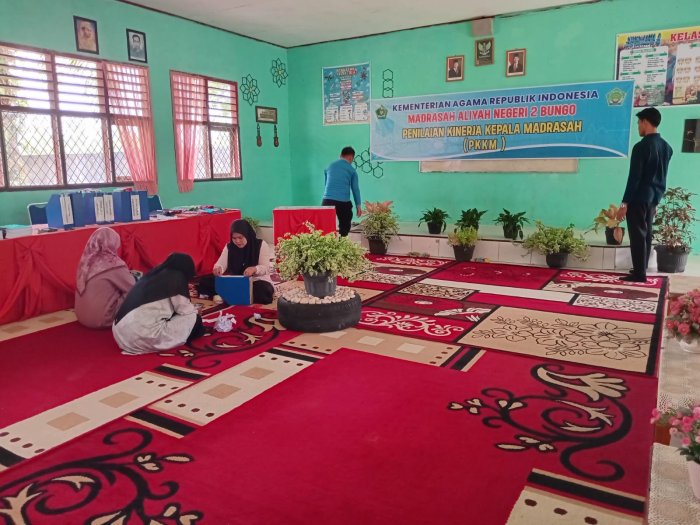 Guru MAN 2 Bungo Gotong Royong Siapkan Ruangan PKKM, Hiasi dengan Aneka Bunga Guru MAN 2 Bungo Gotong Royong Siapkan Ruangan PKKM, Hiasi dengan Aneka Bunga