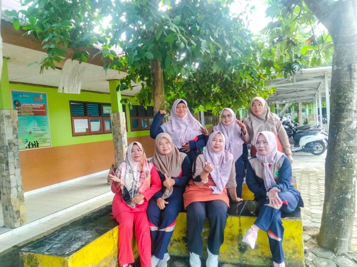 Keceriaan Ibu-Ibu MTsN 1 Bungo Usai Senam Pagi Keceriaan Ibu-Ibu MTsN 1 Bungo Usai Senam Pagi