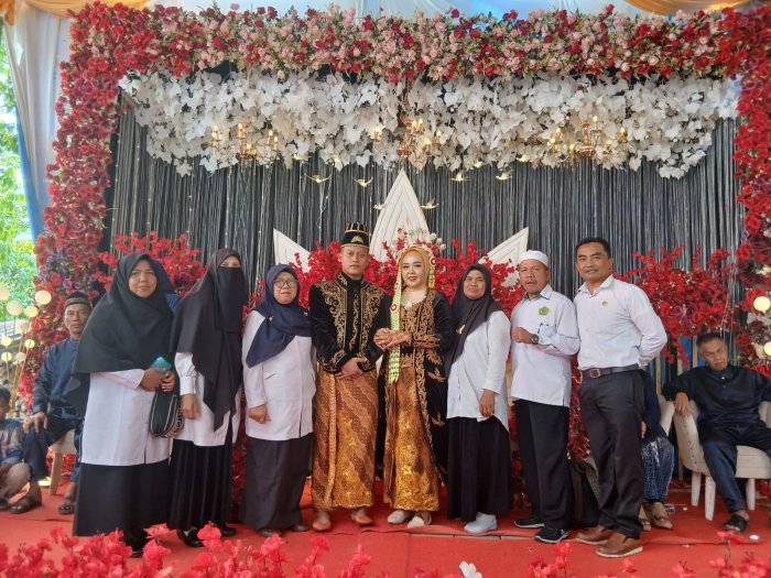 Wujud Kepedulian, Waka Humas dan Guru MAN 2 Bungo Hadiri Pernikahan Alumni Wujud Kepedulian, Waka Humas dan Guru MAN 2 Bungo Hadiri Pernikahan Alumni