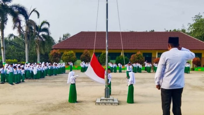 Mulai Senin Depan, Upacara Bendera MIN 4 Tebo Diperkuat dengan Ikrar Pelajar dan Lagu Rukun Sama Teman Mulai Senin Depan, Upacara Bendera MIN 4 Tebo Diperkuat dengan Ikrar Pelajar dan Lagu Rukun Sama Teman